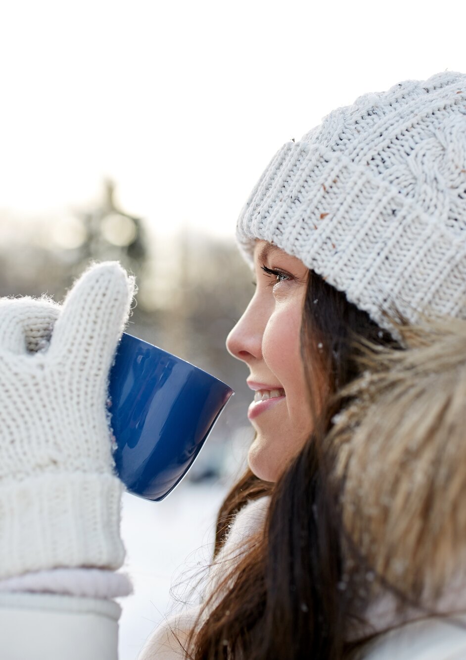 Frau mit Heißgetränk Winter